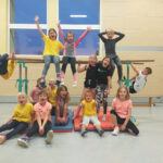 Kindergruppe in der Turnhalle